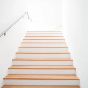 Schody z białymi podstopniami