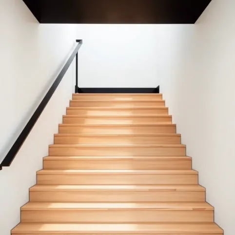 Schody z czarnymi podstopniami