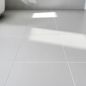 Szare płytki do łazienki podłoga