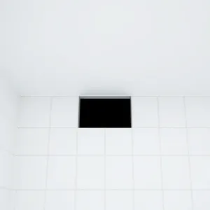 Szczelina między płytkami a sufitem