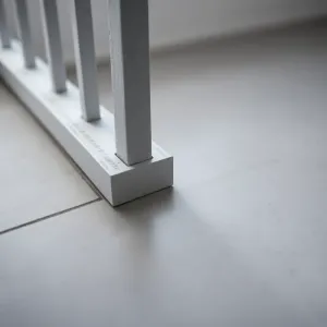 Szpara między balustradą a balkonem