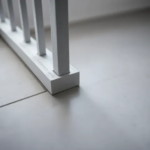 Szpara między balustradą a balkonem