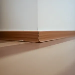 Szpara między listwą a podłogą