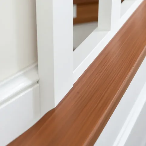 Wykończenie schodów listwami