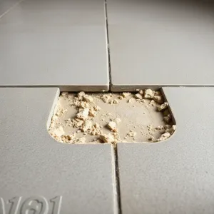 Za mało kleju pod płytkami