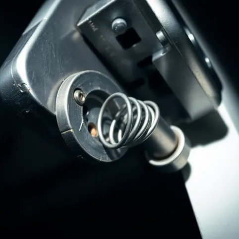 Zepsuta sprężyna w zamku drzwi