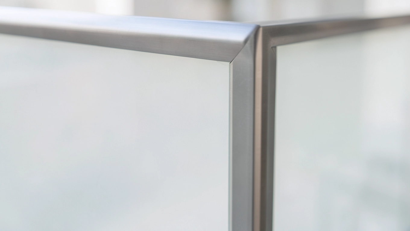 stal nierdzewna w balustradzie balkonowej mlecznej