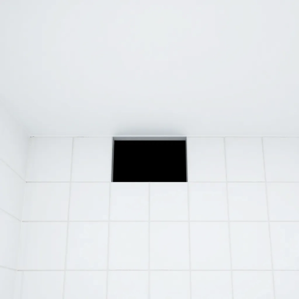 Szczelina między płytkami a sufitem