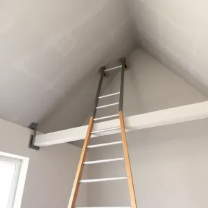 Montaż schodów strychowych w stropie betonowym